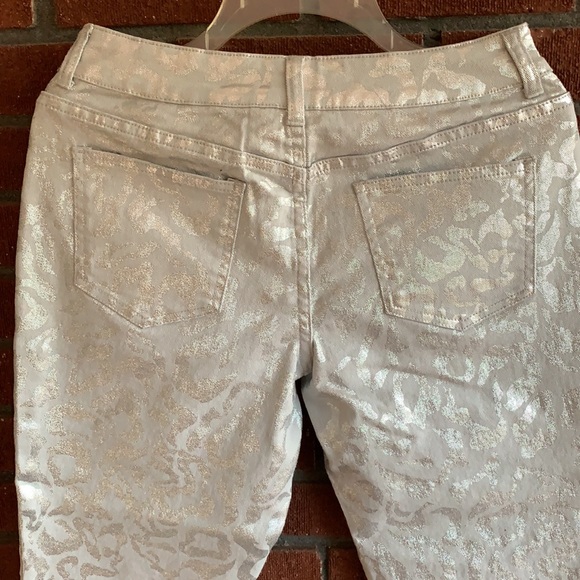 Chico’s Platinum Denim Capri/ crops - Picture 7 of 13